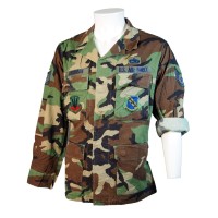 VESTE BDU ORIGINALE WOODLAND AVEC INSIGNES DIVERS